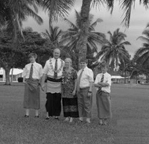 AYUNDANDO A TONGA A BRILLAR